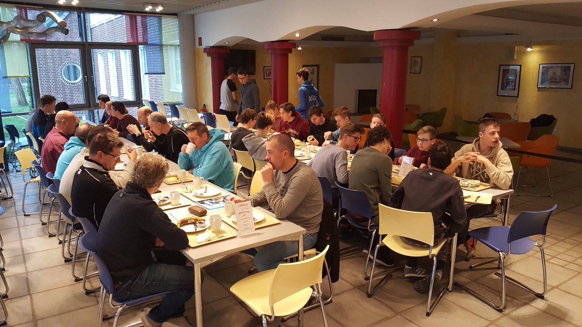 MHonderdors's tweet photo. Ontbijt #limburgcyclingwielerkamp. De renners zijn wakker. https://t.co/sQ9rnGW2Wm