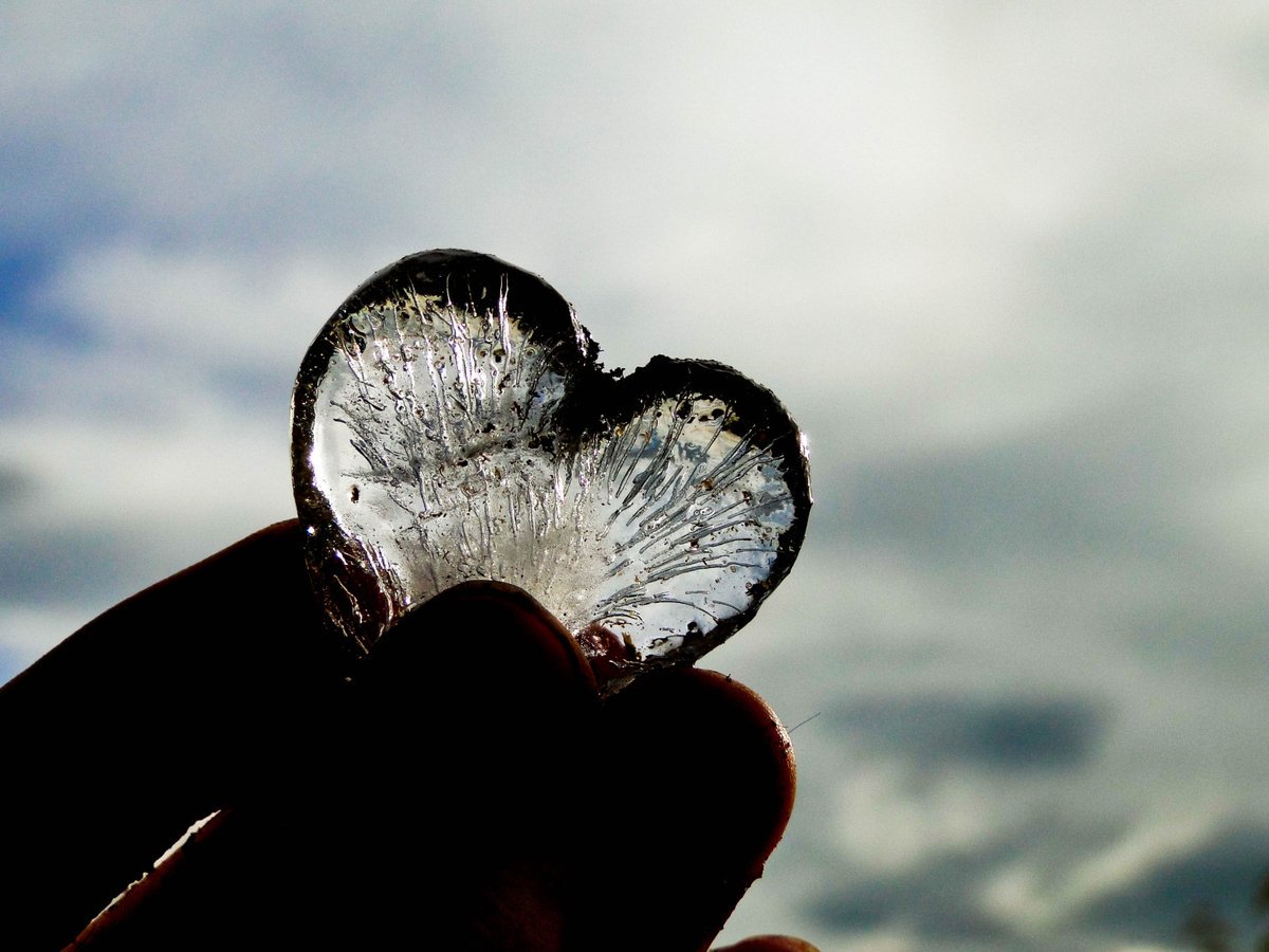 Стих про остывающие чувства. Любовь грусть. Разбитая любовь картинки. Плачущее сердце. Сердечко плачет.