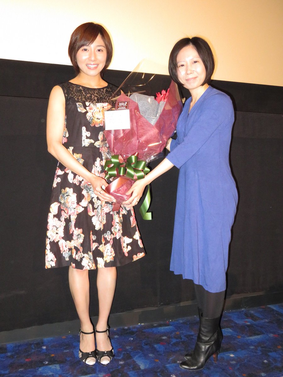 今日の市來玲奈さんの主演映画舞台あいさつには、ファン有志からの花束