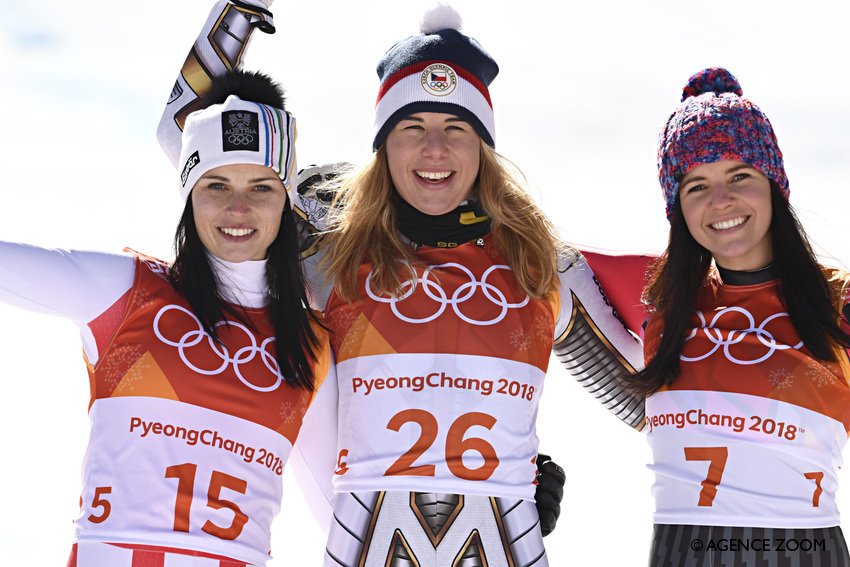 skionline_ch's tweet photo. Verrückte Welt bei Olympia! Snowboard-Weltmeisterin Ester #Ledecká (🇨🇿) gewinnt Gold im Super-G! Silber geht an @anna_veith (🇦🇹), @TinaWeirather (🇱🇮) komplettiert das Podium mit Bronze!
@Laragut wird 4.
➡️ https://t.co/JaqzuIC61b
#PyeongChang2018 | #Olympics https://t.co/ivOHzPfW8f