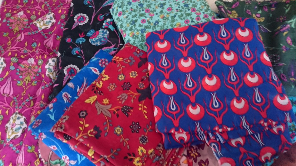 バスク屋さん トルコ伝統の木版アート 素材博覧会用にトルコで仕入れたプリント布をパッケージしていきます いろんな色柄で21種類ありますよー 素材博覧会 バスク屋さん トルコ T Co Bvm104pqei Twitter