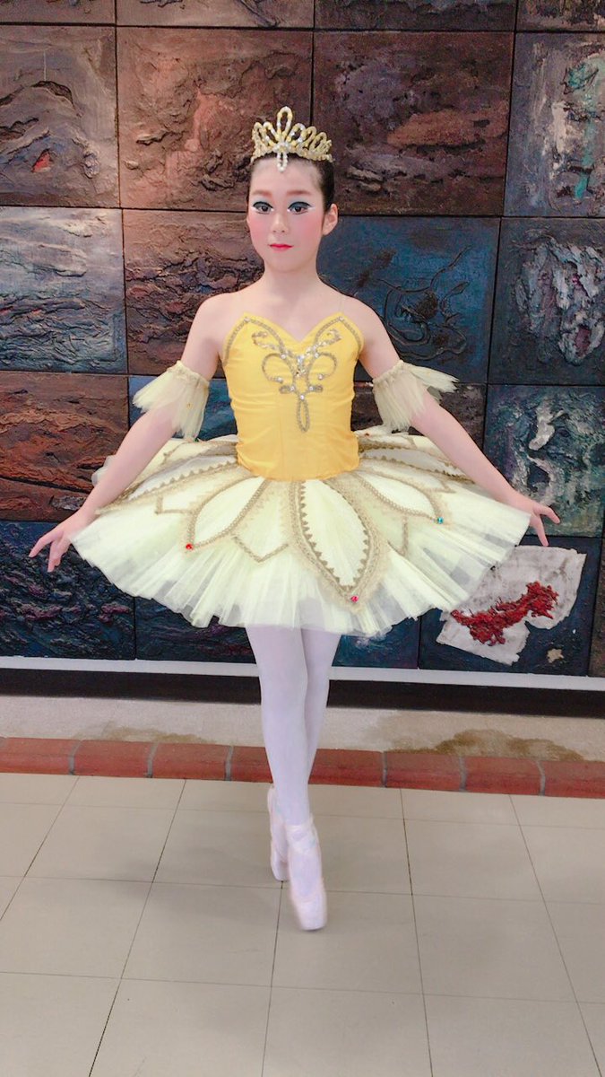 ahamada3939's tweet image. ジュニアクラス最後の発表会♬
#眠れる森の美女 
#宝石のバリエーション 💎を踊りました✨
たくさんのプレゼント🎁
見に来てくれた皆さんありがとうございました❤️
KCEのかのんちゃんとも記念にパシャリ📸お疲れさん😁
#KCE広島校 
#クラシックバレエ 
#発表会