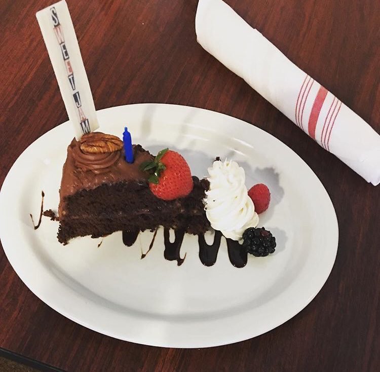 ThePdxPress's tweet photo. Birthdays at Sweet Jam. π°π #SouthernBreakfastMeetsMusic #SweetJam #southernfood #birthdatcake https://t.co/Lm7vdY3xra