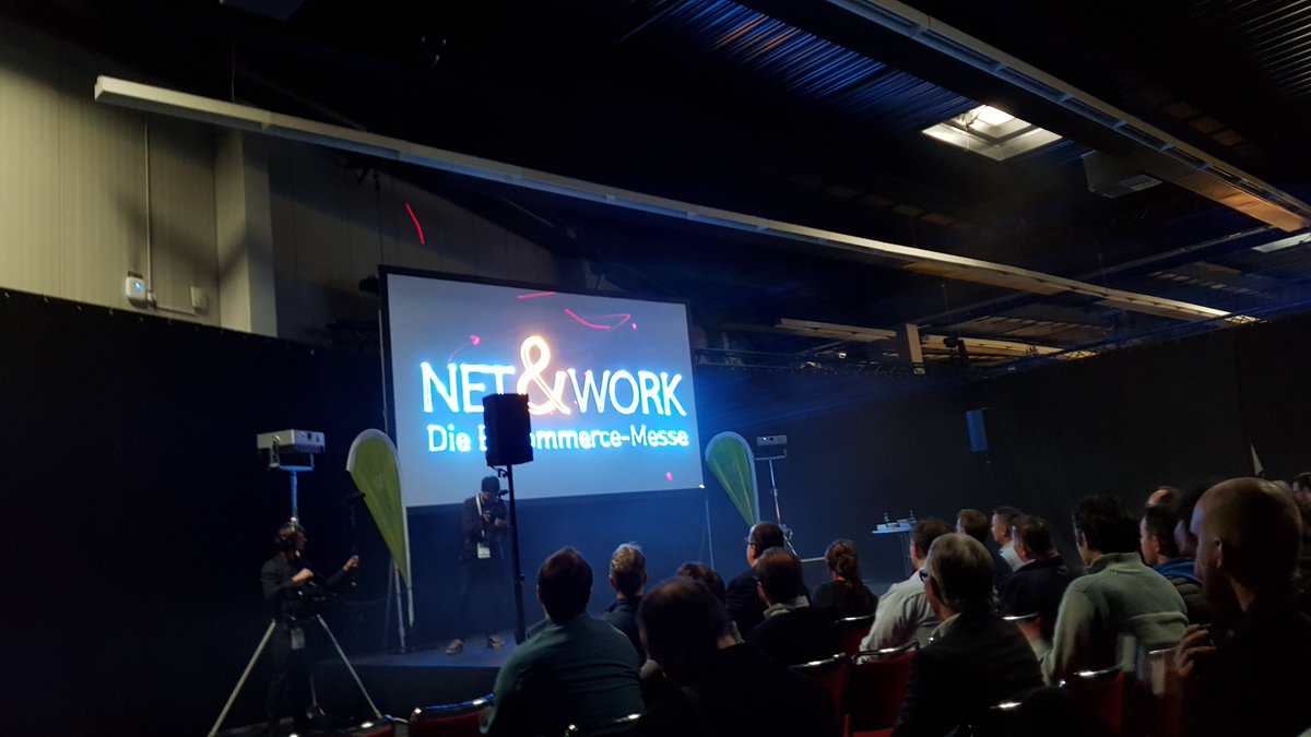 Es ist soweit! Mit der Begrüßung durch <a href="/ecomrockstar/">E</a> Michael Atug und <a href="/Haendlerbund/">Händlerbund</a>-Vorstand Andreas Arlt ist die #NetAndWork #ECommerce Messe eröffnet! Wir freuen uns auf einen spannenden Tag! Das Team von #faveo365 erwartet Sie am Stand B-14b!