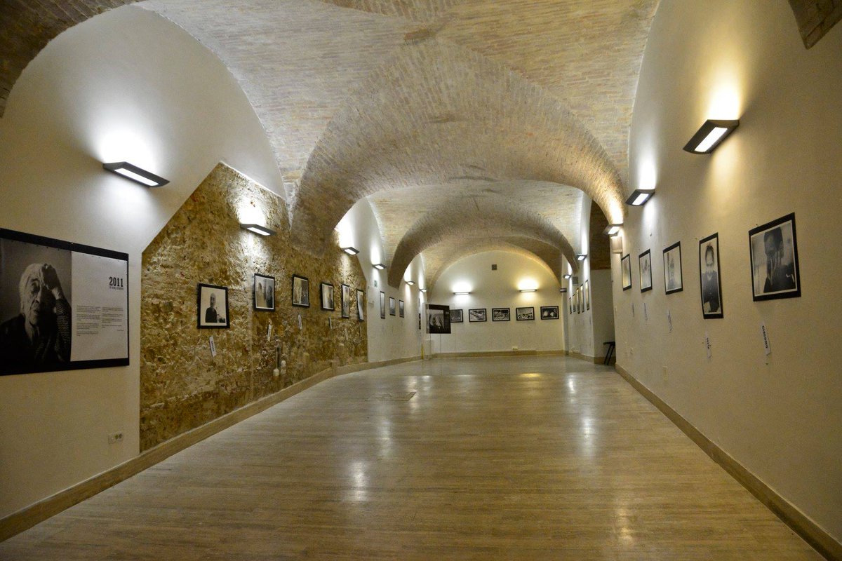 lavoroculturale's tweet photo. L'inaugurazione della mostra fotografica "Leros, il mio viaggio" di Antonella Pizzamiglio per #SienaCittàAperta. La mostra è visitabile fino al 15 marzo al San Niccolò di #Siena. La storia del viaggio: https://t.co/tnOfAH3wne https://t.co/5lRY3mZj1C