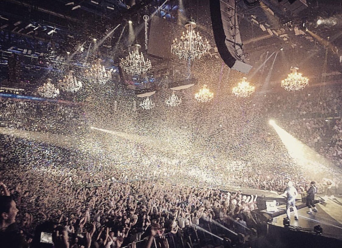 Saturnino69's tweet photo. La meraviglia ❤️ #lorenzolive2018 https://t.co/JhOuc6djNt