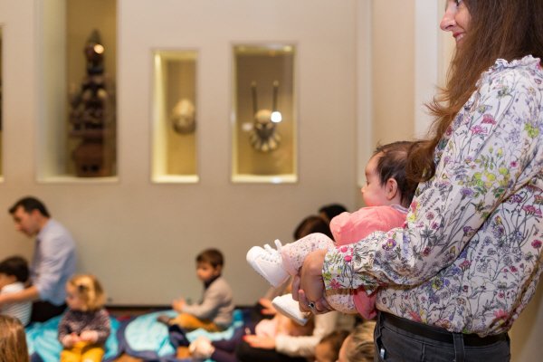 quaibranly's tweet photo. Pendant les #vacances d'hiver, l'aventure se vit en #famille au musée ! Ateliers, sacs et livrets de visite #gratuits, visites guidées et contées, événement "Dimanche en famille"... Composez votre programme à travers notre sélection d'activités ! https://t.co/2zgTk2yppa https://t.co/XZqYsJm581