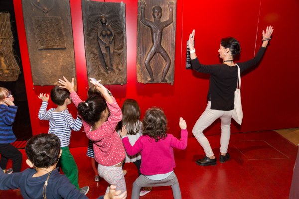 quaibranly's tweet photo. Pendant les #vacances d'hiver, l'aventure se vit en #famille au musée ! Ateliers, sacs et livrets de visite #gratuits, visites guidées et contées, événement "Dimanche en famille"... Composez votre programme à travers notre sélection d'activités ! https://t.co/2zgTk2yppa https://t.co/XZqYsJm581