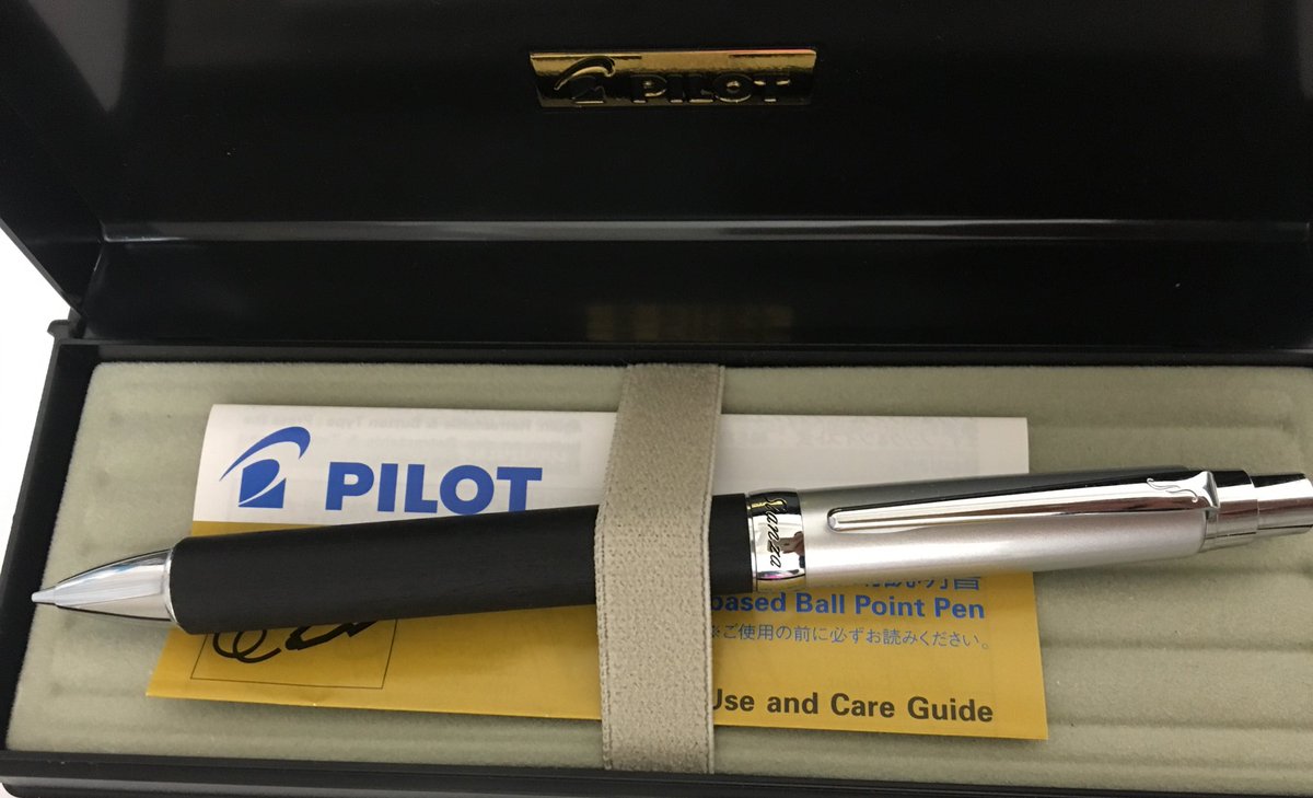 以前8000円のシャーペン欲しいとツイートしたけど買って来たよ
ずっと前から廃番で見つかるわけないと思ってたらいつもよく行く文房具やさんに会ってびっくりしました、、、！
スタンザ木軸のシャーペンです✨✨