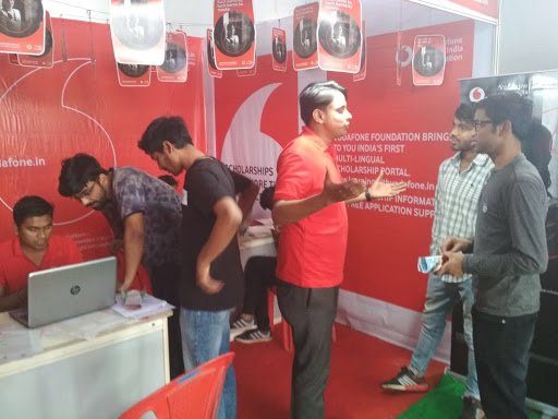 LearningwithVF's tweet photo. We are overwhelmed with the response! So many bright young minds curious about what the future holds for them. Discussing #scholarship with them is a peek into the future #LearningwithVodafone #Technex18 @vodafoneIN_Fdtn https://t.co/bLw6rMdOw3
