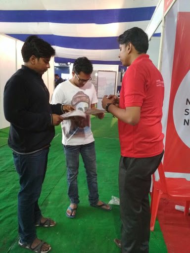 LearningwithVF's tweet photo. We are overwhelmed with the response! So many bright young minds curious about what the future holds for them. Discussing #scholarship with them is a peek into the future #LearningwithVodafone #Technex18 @vodafoneIN_Fdtn https://t.co/bLw6rMdOw3