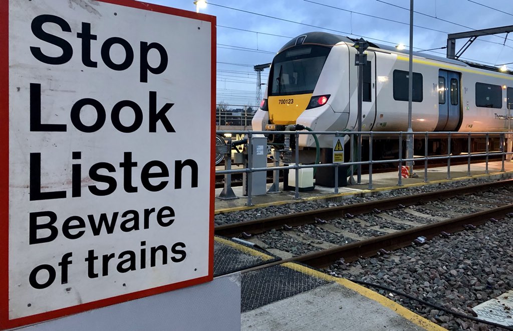 HiPa125's tweet image. South Sidings, Cricklewood Depot... 

A very useful sign (y’know just incase you weren’t aware) 

#Class700