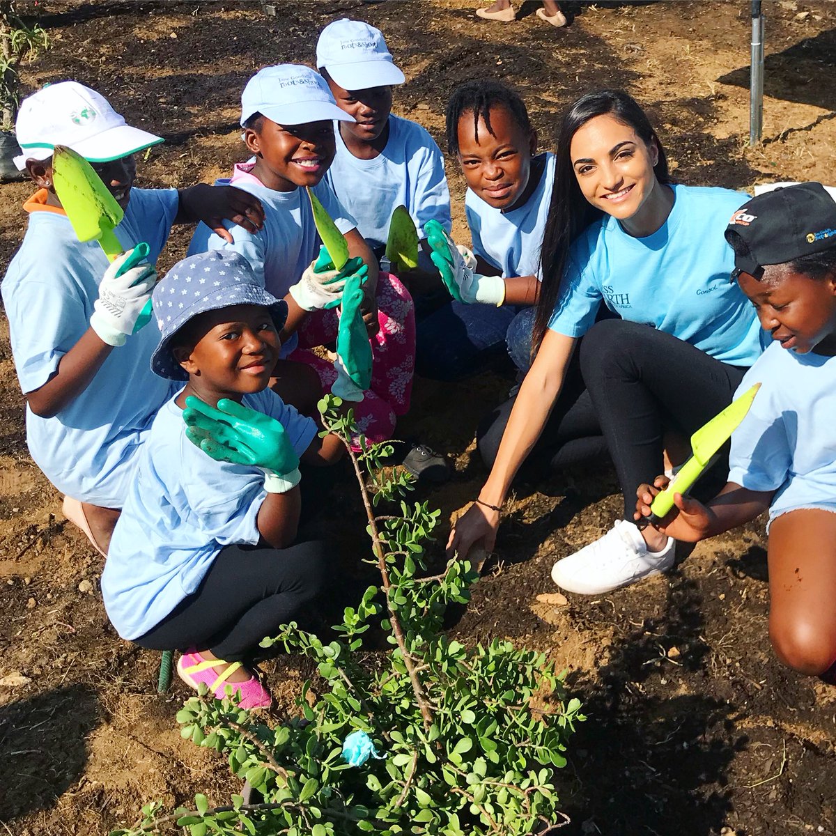 IriniMoutzouris's tweet photo. #cleaning and greening in #Diepsloot this morning 😊💚😎 #GreeningMinds #TouchingLives #MissEarthSA #WasteStopsWithMe https://t.co/eFNue4Itp6