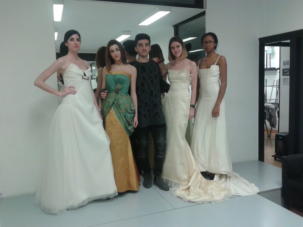 mclassmoda's tweet photo. Asi de guspas #trabajandoenclase #aprender vestidas de novia #cursomodelo pronto lo pondran en práctica en #desfilereal para @RIOSMODA1 https://t.co/g6NxLubli1