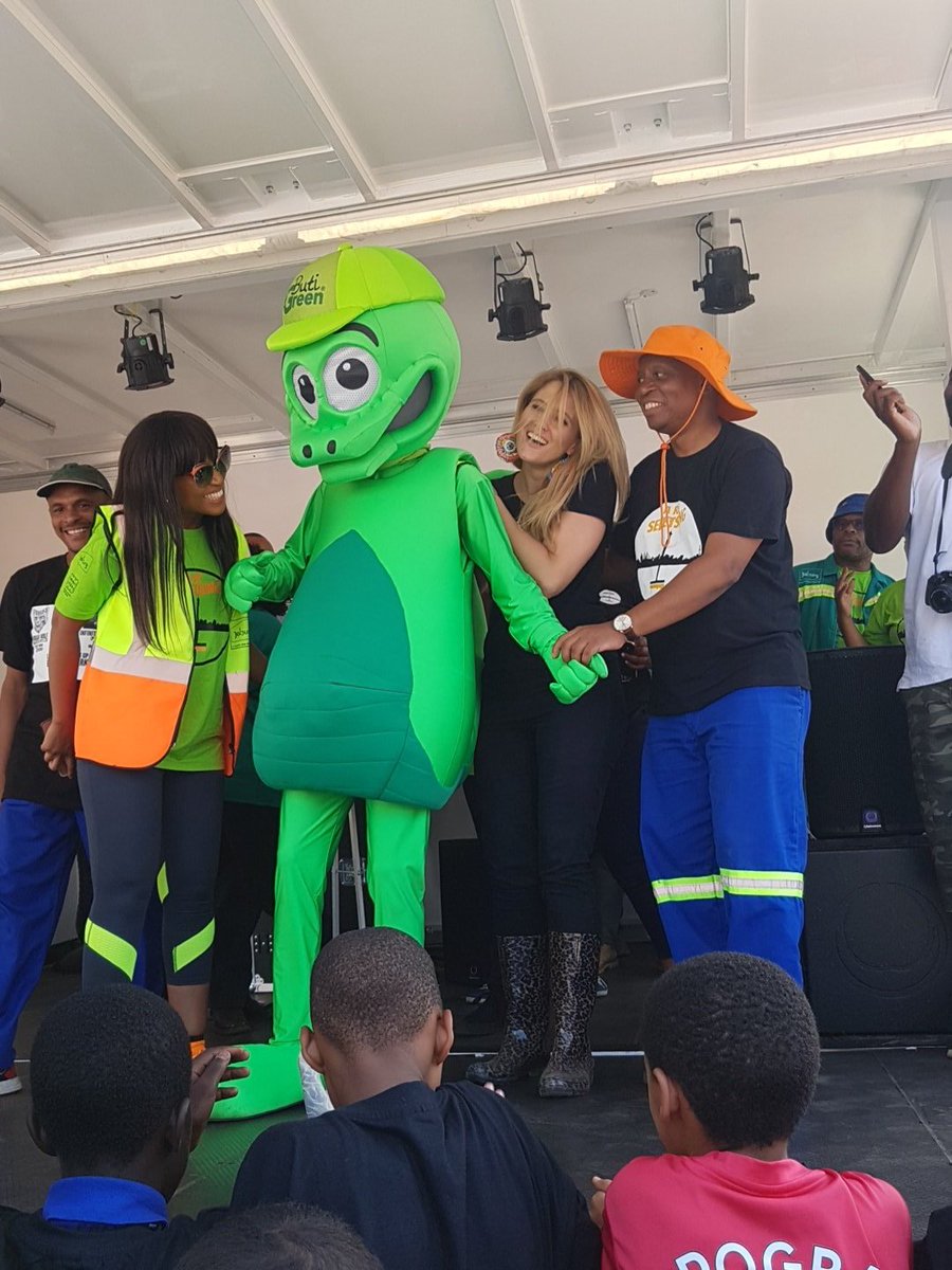 HermanMashaba's tweet photo. The children here in Eldos are being encouraged by Buti Green. It's really great to see. #AReSebetseng https://t.co/scIQ3nldT9