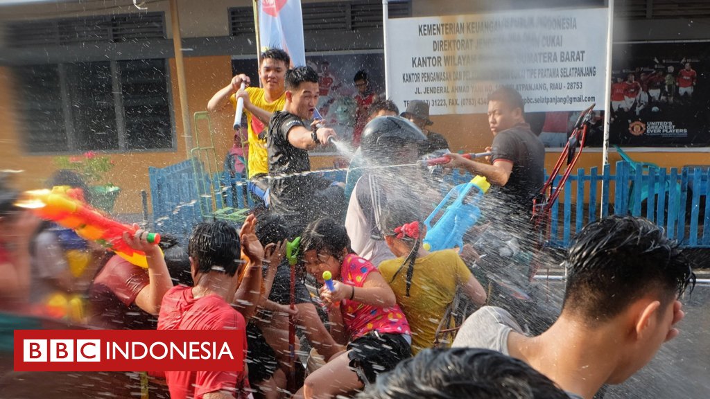 BBCIndonesia's tweet photo. Cian Cui atau festival perang air adalah tradisi perayaan tahun baru Cina di Kota Selatpanjang, Riau. Festival yang dijadikan ajang pariwisata sejak 2013 ini membaurkan warga dari semua etnis di kota itu. https://t.co/8rtpF5hhEg https://t.co/Lh8qW5LPPs