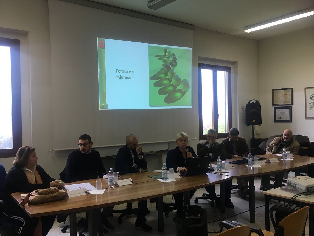 wsmSIENA's tweet photo. #dialogo, #contaminazione e #cooperazione tra sistema della formazione, della ricerca e delle imprese per #innovazione tecnologica, organizzativo-gestionale e socio-culturale del settore vino 🍷 in Toscana. “Dalla logica dell’io alla logica del noi” @faustafabbri @regionetoscana https://t.co/bnWXu0iBhL