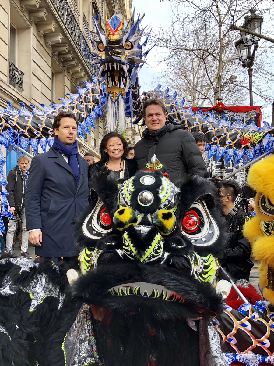 Festivités pour fêter la Nouvelle Année lunaire #nouvelanchinois Le Comité du Faubourg Saint Honoré jumelé avec le Bond à Shanghai a organisé un défilé dans le quartier en présence de Jean-Claude Jitrois,Harold Parisot et un public nombreux <a href="/bencym/">bencybencymathew</a> <a href="/haroldparisot/">Harold PARISOT</a>  <a href="/parislionsport/">Paris_Lion_Sport</a>