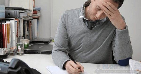 Фото работы двух людей. Как люди работают на двух работах. Одновременная работа. Человек за компьютером. Занятой человек.