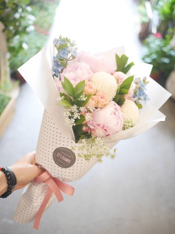 어떤 사람도 무시되어서는 안 된다.당신이 도움의 손길이 필요할 때당신 역시 팔 끝에 손을 갖고 있음을 기억하라.