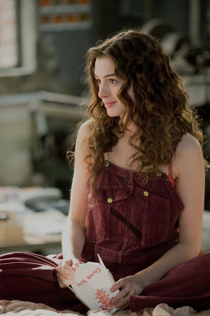 badpostanne's tweet photo. Anne Hathaway as Maggie Murdock (Love &amp; Other Drugs, 2010) https://t.co/QbRlmCM7yI