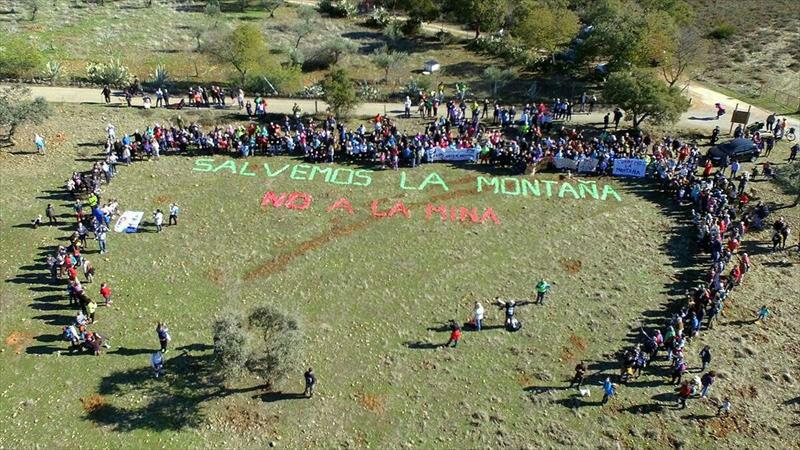PODEMOS's tweet photo. 📸La mina de litio es un atentado para la salud medioambiental y la economía de Cáceres, la ciudadanía no se deja engañar por fuegos de artificio y se organiza en defensa de la montaña. https://t.co/Guqgxbh1Qg