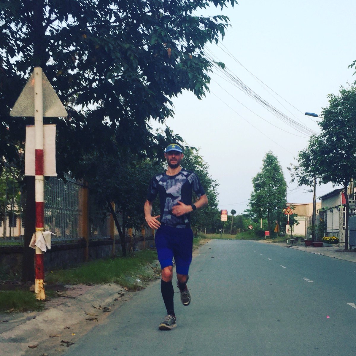 RobenTri's tweet photo. Objectif du jour: Trouver un bout de route droite avec pas trop de motorbike 🏍 et être #DNAmic pour cette séance de #VMA par 30 degrés ☀️😅🏃🏻‍♂️
#sport #triathlon #SKINS #TeamSKINS #run #swimbikerun #Ironman #XTriathlon #running #3athlonlife #RunInVietnam #Vietnam https://t.co/ElXMK5aYDM