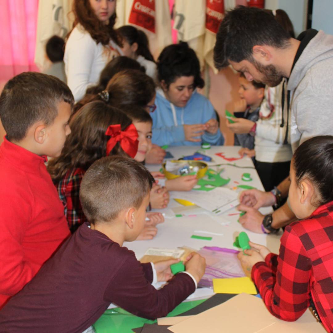 CSDCJUANVELASCO's tweet photo. Taller de manualidades para el #DiadeAndalucia #DosHermanas @lasemana @elnazarenodh @2hermanasinfo @DHDiarioDigital @cadena_dh https://t.co/6cmjgOmo0q