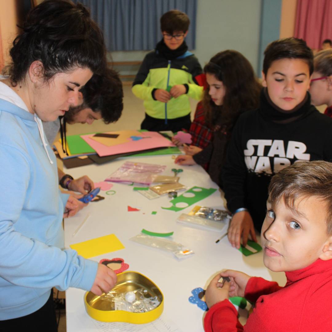 CSDCJUANVELASCO's tweet photo. Taller de manualidades para el #DiadeAndalucia #DosHermanas @lasemana @elnazarenodh @2hermanasinfo @DHDiarioDigital @cadena_dh https://t.co/6cmjgOmo0q