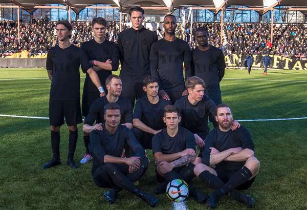 jonas_dahlquist's tweet photo. Hylla dem som hyllas bör. Jag vet inte vem som jobbat fram AIK:s "alternativa" matchtröjor de senaste åren, men i mina ögon är det absolut toppklass. Övriga lag får ta upp kampen. https://t.co/FgVZU7CiZy