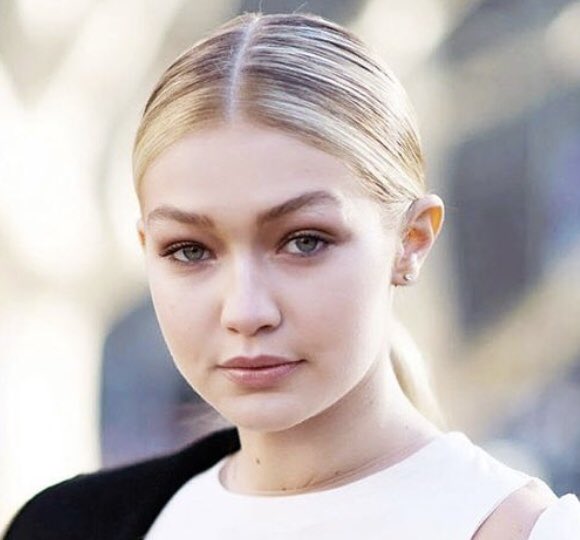 jav_998's tweet image. Why do some people look like hot models with slick looking hair that’s in a middle parting. I just resemble a greasier Kajol from Kabhi Khushi Khabi Gham. #BrownProblems