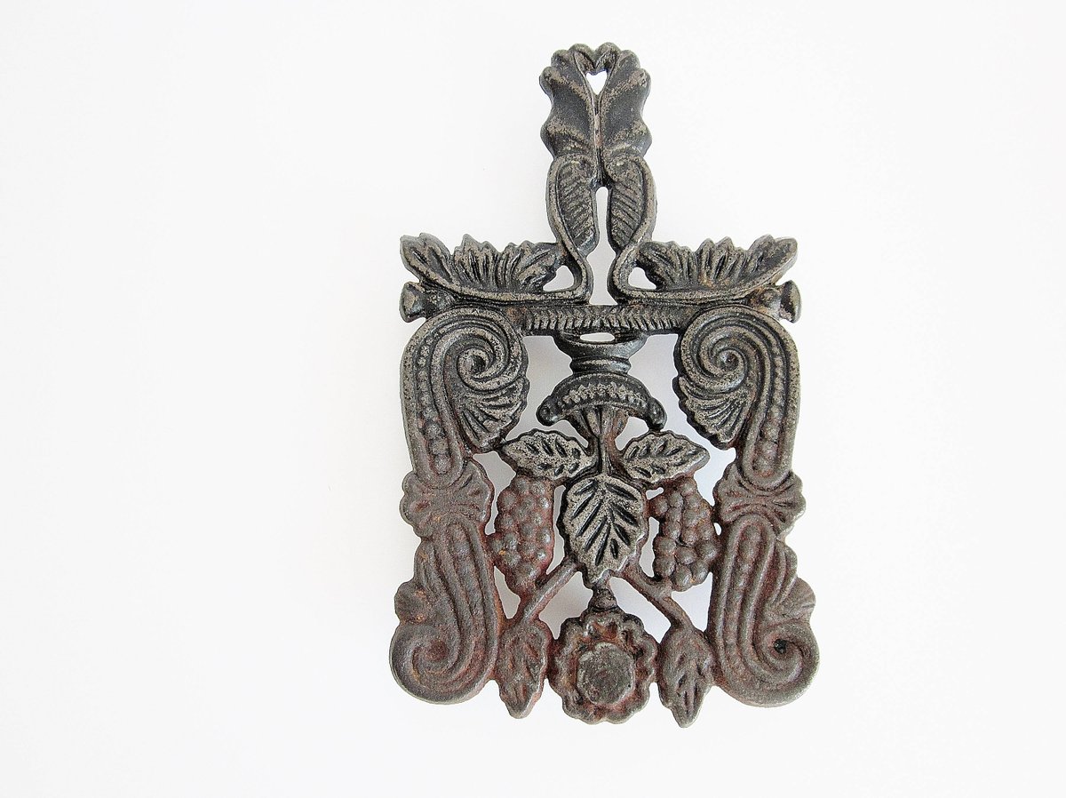 jarmgirl's tweet photo. Rustic addition to my #etsy shop: Rustic Cast Iron Metal Trivet - Skillet Holder - Antique Footed Hot Plate - Ornate Grapes Leaves And Flower Design - Farmhouse Kitchen Decor https://t.co/xZbF1b1AKl #vintagetrivet #castirontrivet #hotpanholder #hotdishholder #farmhouse https://t.co/ONSkA5B8WK