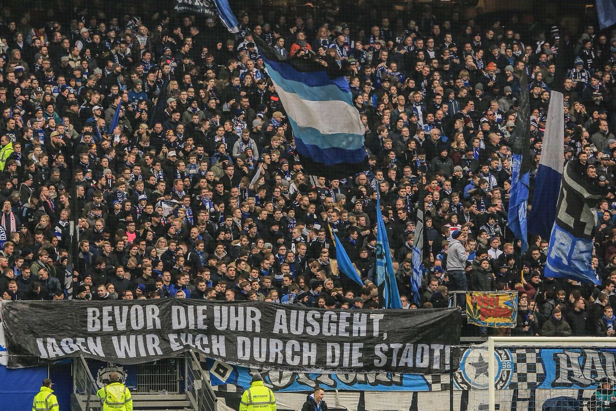 BILD_HSV's tweet photo. Noch peinlicher als die HSV-Vorstellung: Dieses Droh-Plakat der Hamburger Fans! Zum Fremdschämen. #HSVB04 https://t.co/V29gkDBFCW