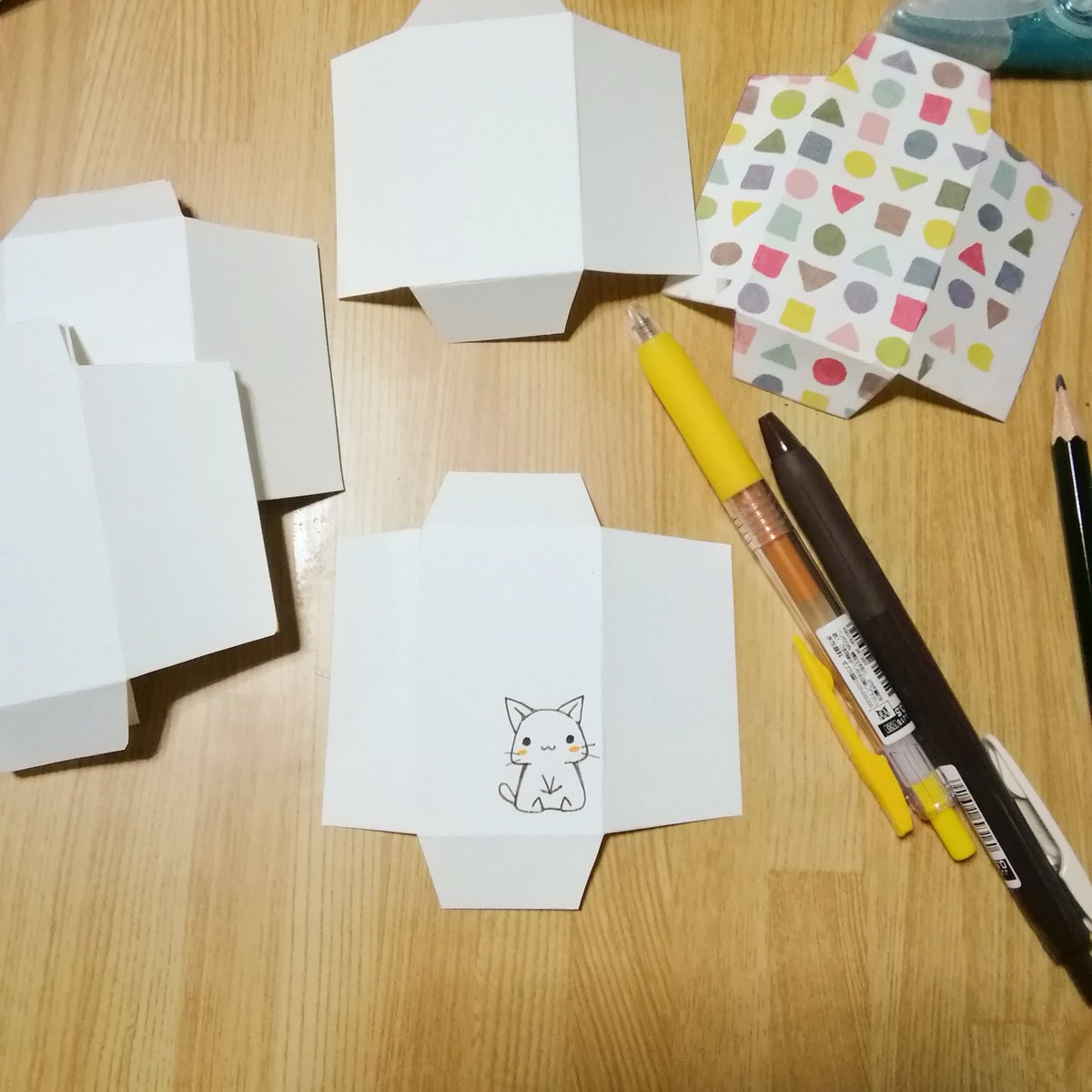 ぺぺ チョコミント展6 V Twitter ミニポチ袋 500円玉が入るサイズ作ってます 売ってるポチ袋解体 型紙にして 紙に写して カット 只今イラスト描き中 何個出来るかな 艸 オリジナルポチ袋 ミニサイズ オリジナルイラスト 猫 全て手作り 製作途中 ぺぺ チョコミント展6 V Twitter ミニポチ袋 500円玉が入るサイズ作ってます 売ってるポチ袋解体 型紙にして 紙に写して カット 只今イラスト描き中 何個出来るかな 艸 オリジナルポチ袋 ミニサイズ オリジナルイラスト 猫 全て手作り 製作途中