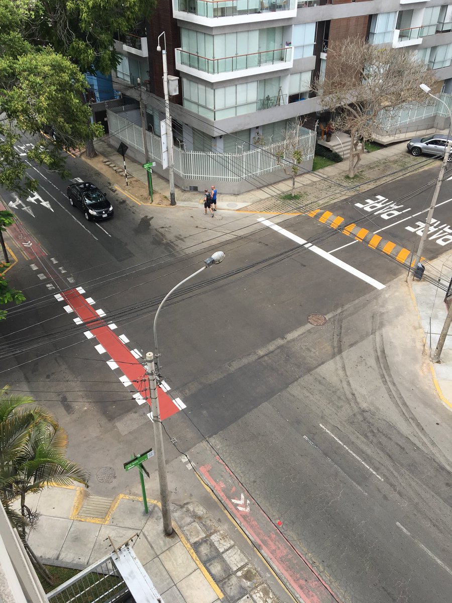 BiciLima's tweet photo. @MuniMiraflores @BestiasAlVolant @peatoneslima @cicloviasdelima @traficorpp @quejate_pe @Denunciavecino2 @CruzadaVial @dafairlie En serio? 🤦🏽‍♂️ y donde estan los PASOS DE PEATONES? esa @CicloLima  parece un parche sin seguridad Que pena la verdad. Teníais la oportunidad de hacerlo bien, de priorizar al @peatoneslima pero no, seguís priorizando al carro. No había que tener mucha esperanza en vosotros. https://t.co/aCz88o05rT