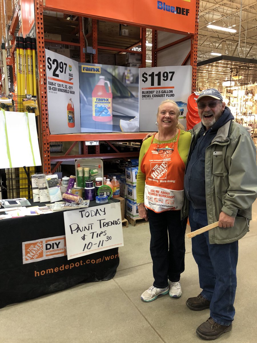 RessieDavis's tweet photo. Joan teaching our customers about paint trends! #workshopsthatwork @DaxHofmann @2740sterling @OAM_2740 @danyelle_felder https://t.co/w6sDD50pOV