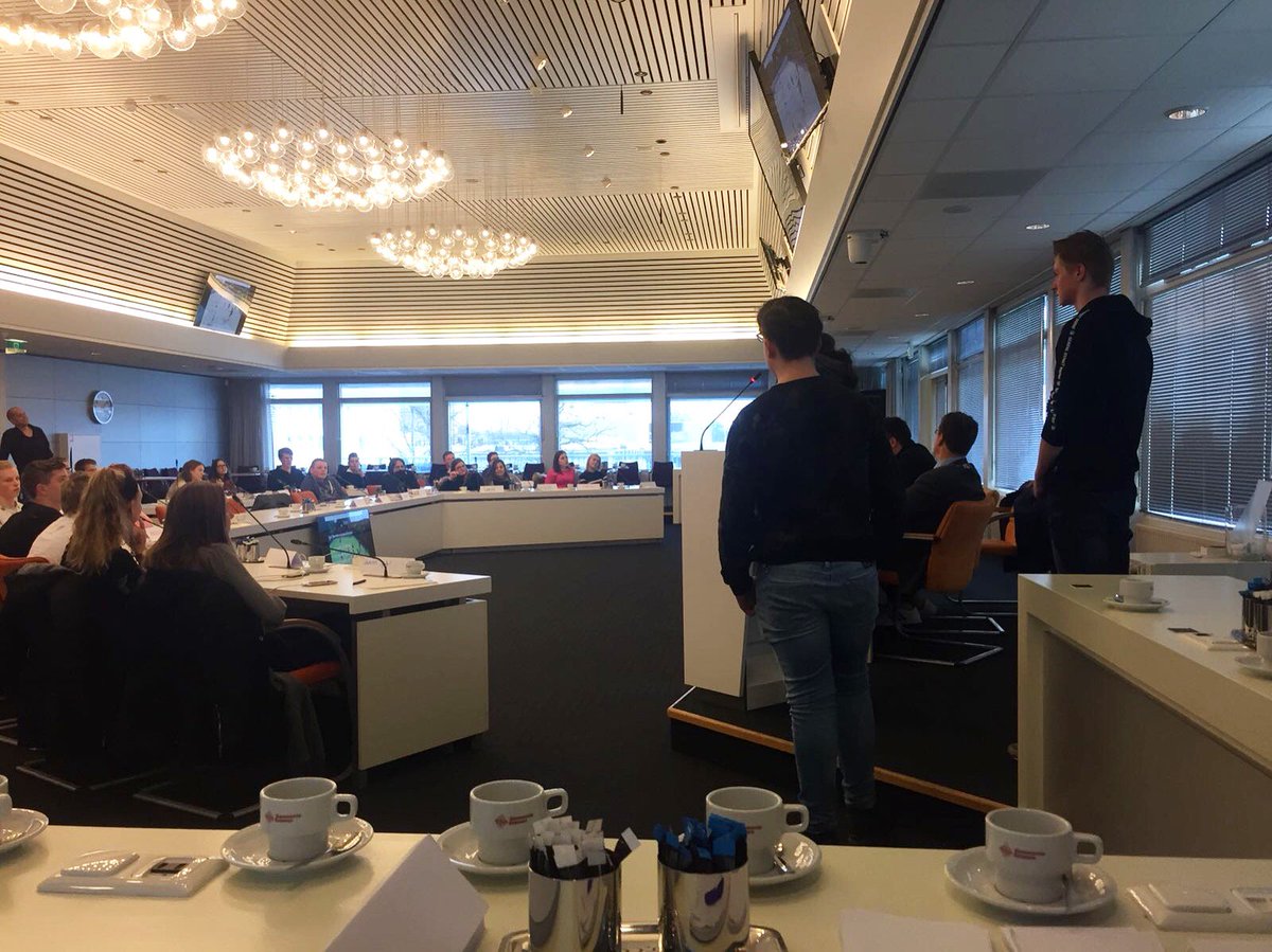 JAReMMen's tweet photo. Ook dit jaar werden er bij het jeugdparlement weer allerei ideeën bedacht om Emmen aantrekkelijker te maken voor jongeren! Jongeren van verschillende scholen werden in groepjes geplaatst om gezamelijk hun idee uit te werken. https://t.co/AyZmnlj3dl
