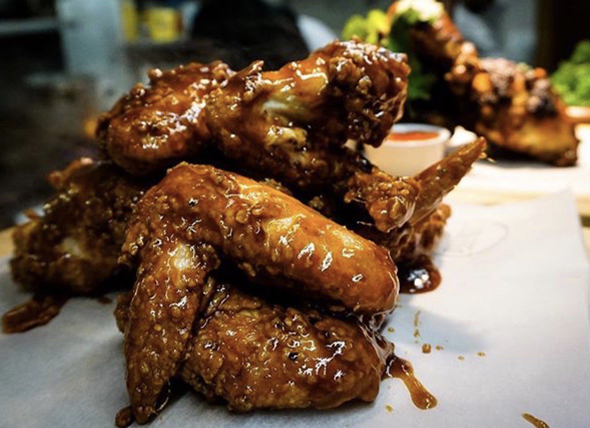 Snootyfoxlondon's tweet photo. It’s a wing bonanza this afternoon  @Snootyfoxlondon  ... order any dish off our food menu (excluding sides) from 4pm, to receive a complimentary portion of ‘District’ chicken wings!! Get in!!  @canonburyfodder https://t.co/erIYyCCor9