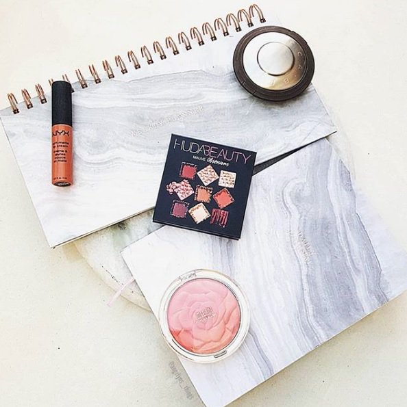 MilaniMakeupUK's tweet photo. How cute does our Rose Powder Blush look with the other great brands?!
This blush is gorgeous in the compact, even prettier on cheeks👀❤️
Credit: @angelyns_things
#MilaniUK #Makeup #Inspo #RosePowder https://t.co/8Jf5qGrdcf