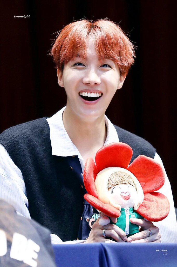 MonyZam1993's tweet photo. 💜 La persona más maravillosa está de cumpleaños,Es nuestro pequeño solecito, nuestra Esperanza,Nuestro todo. Es la personas más maravillosa del mundo, se merece todo esto y mucho más, Muchas gracias Hoseokie~~💜  #GoldenHobiDay https://t.co/C4DsGSotBq