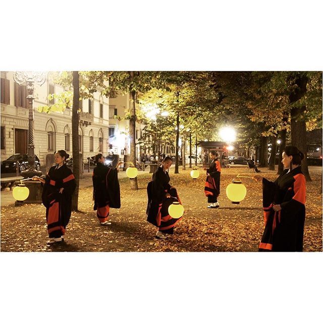 emix0962's tweet photo. #enDesign
#桜縁座
#ouenza
#dance
#遠征
#イタリア
#フィレンツェ
#国際交流
#Italy
#Firenze
#日舞
#着物
#提灯
#kimono
#Grazie
#October https://t.co/RhUlSds5LE https://t.co/OSb5i6nwlE