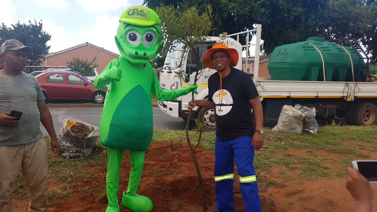 GDFSA2018's tweet photo. Buti Green had an amazing day cleaning up #EldoradoPark and planting trees with Mayor @HermanMashaba at #Aresebetseng . Special thank you to @CleanerJoburg ! #EnviroGuards  #GDF https://t.co/kv5e3k5Ggy