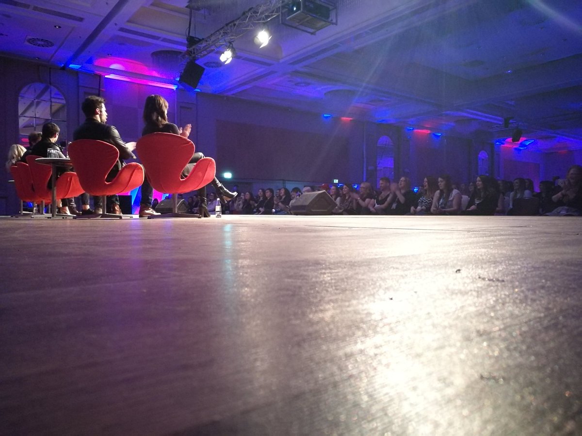 PLL_random's tweet image. #RevelationsEndGame 

El #PLLCast en la CON #RevelationsGermany