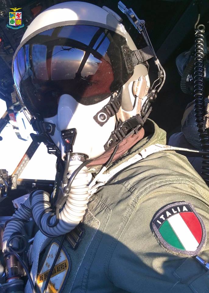 Aeronautica Militare on X: Un pilota della 46ª Brigata Aerea indossa il  casco impiegato per particolari missioni di trasporto e aviolancio, che può  essere anche predisposto per operare col visore notturno NVG. #