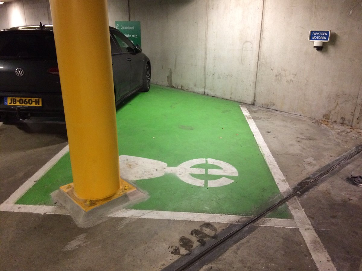 Vaak is de verwijzing naar oplaadplaatsen in parkeergarages al niet goed aangegeven. Maar hier wordt het wel erg moeilijk gemaakt. #parkeren # Klantbeleving