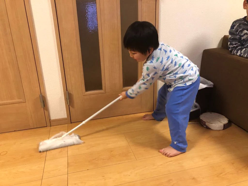 これで日本ももっと強く？！カーリングがやりたい次男に持たせたクイックルワイパーｗ
