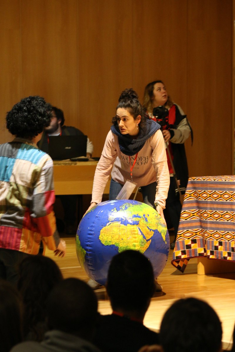 Entreculturas's tweet photo. 📸Anoche en la velada de inauguración los más de 250 jóvenes y docentes del VI Encuentro de la Red Solidaria de Jóvenes vivimos un telediario en 2030 donde se cumplieron todos los #ODS  ¡Búscate en las fotos!
#avenTUrate https://t.co/JR0A0QDhNB