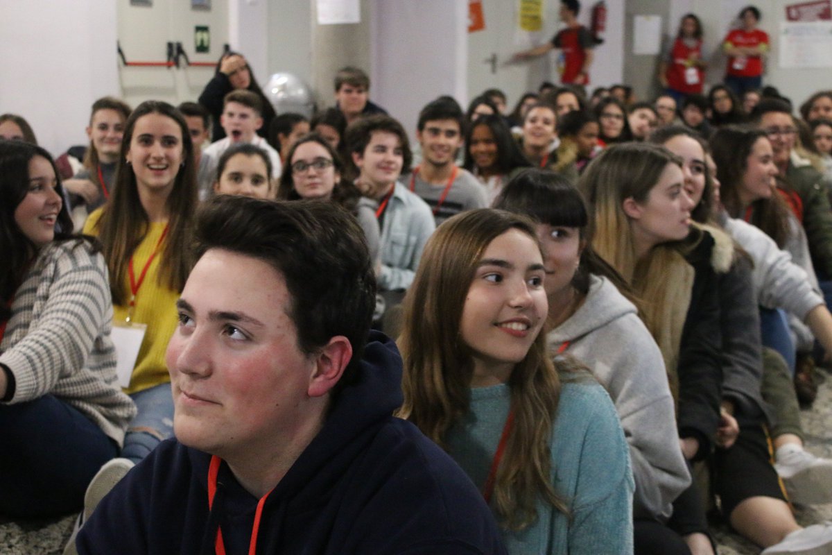 Entreculturas's tweet photo. 📸Anoche en la velada de inauguración los más de 250 jóvenes y docentes del VI Encuentro de la Red Solidaria de Jóvenes vivimos un telediario en 2030 donde se cumplieron todos los #ODS  ¡Búscate en las fotos!
#avenTUrate https://t.co/JR0A0QDhNB
