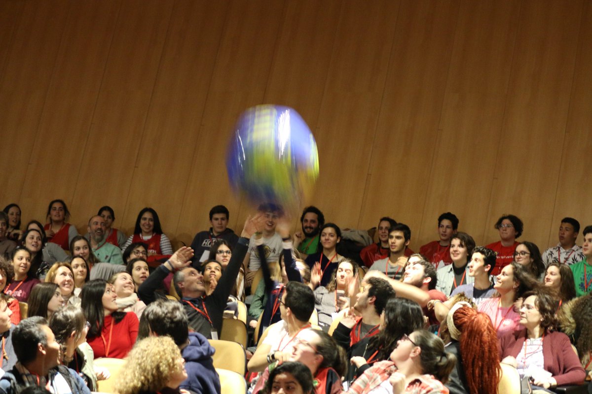 Entreculturas's tweet photo. 📸Anoche en la velada de inauguración los más de 250 jóvenes y docentes del VI Encuentro de la Red Solidaria de Jóvenes vivimos un telediario en 2030 donde se cumplieron todos los #ODS  ¡Búscate en las fotos!
#avenTUrate https://t.co/JR0A0QDhNB
