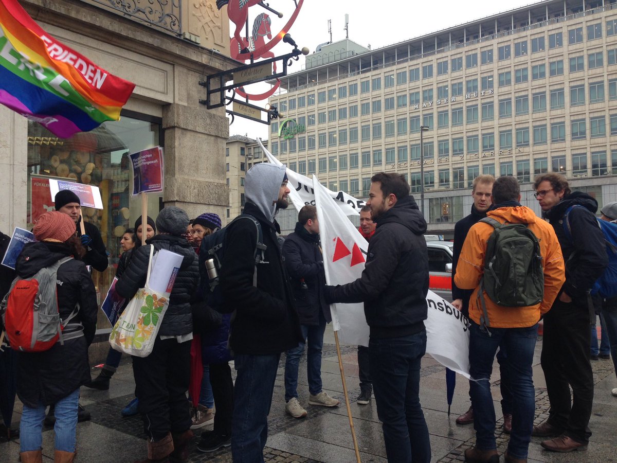 che_elisa_'s tweet photo. Wir sind vor dem Obletter am Stachus, kommt wenn ihr in der Nähe seid und macht mit bei unserem #constructivedisobedience @DiEM_25 #nosiko https://t.co/Lci62rPKcv